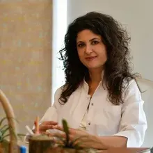 Op. Dr. Eda Aydın — Kulak Burun Boğaz, İstanbul. Portre fotoğrafı.