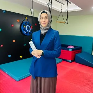 Fzt. Gülden Yıldırım — Fizyoterapi Ve Rehabilitasyon, Bursa. Portre fotoğrafı.