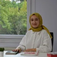 Uzm. Dkt. Nesrin Kurtaran — Dil ve Konuşma Terapisi, İstanbul. Portre fotoğrafı.