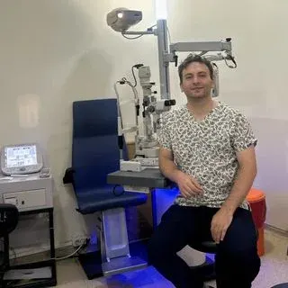 Ass. Dr. Bayram Dundar — Pratisyen, Beyoğlu, İstanbul. Portre fotoğrafı.