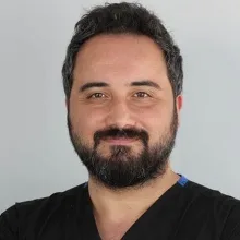 Uzm. Dt. Serdar Kılıç — Protetik Diş Tedavisi, Kocaeli. Portre fotoğrafı.