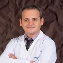 Uzm. Dr. Serkan Kayar — Çocuk Sağlığı Ve Hastalıkları, Antalya. Portre fotoğrafı.