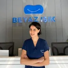 Dt. Burcu Aslan — Diş Hekimi, İstanbul. Portre fotoğrafı.