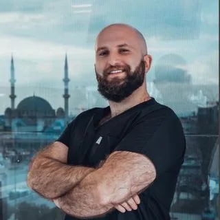 Dt. Emir Cezbe — Diş Hekimi, İstanbul. Portre fotoğrafı.