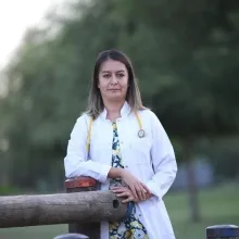Uzm. Dr. Gülsüm Sönmez — Adana. Portre fotoğrafı.
