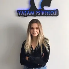 Psk. Aslı Domatesçi — Psikoloji, Eskişehir. Portre fotoğrafı.