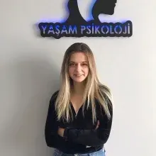 Psk. Aslı Domatesçi — Psikoloji, Eskişehir. Portre fotoğrafı.