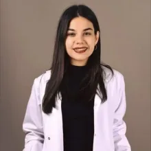 Dt. Sibel Pınar — Diş Hekimi, İzmir. Portre fotoğrafı.