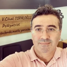Uzm. Dr. Veli Cihat Topaloğlu — Psikiyatri, Antalya. Portre fotoğrafı.