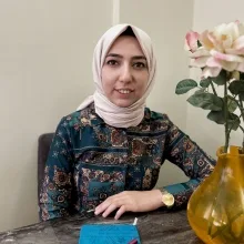 Uzm. Psk. Dan. Özge Türker — Psikolojik Danışma ve Rehberlik, İzmir. Portre fotoğrafı.