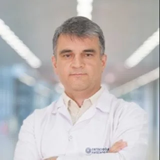 Doç. Dr. Burhan Özdil — Gastroenteroloji, Seyhan, Adana. Portre fotoğrafı.