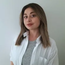 Dkt. Gizem Güçlü — Dil ve Konuşma Terapisi, Kayseri. Portre fotoğrafı.