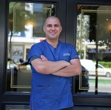 Dr. Dt. Alper Temiz — Bayraklı, İzmir. Portre fotoğrafı.