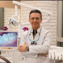 Prof. Dr. Hasan Oruçoğlu — Diş Hekimi, Sakarya. Portre fotoğrafı.
