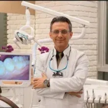 Prof. Dr. Hasan Oruçoğlu — Diş Hekimi, Sakarya. Portre fotoğrafı.