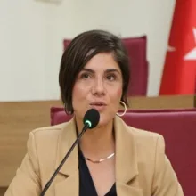 Uzm. Psk. Özge Çelik — Psikoloji, Aydın. Portre fotoğrafı.