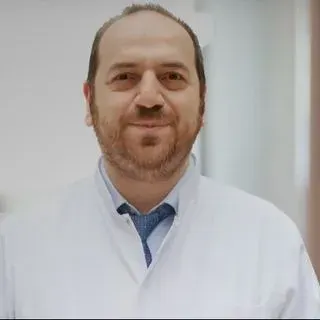 Uzm. Dr. Ömer Celep — Çocuk Sağlığı Ve Hastalıkları, İstanbul. Portre fotoğrafı.