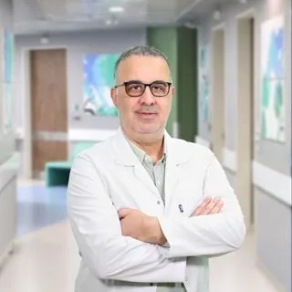 Prof. Dr. Cüneyt Kucur — Kulak Burun Boğaz, İstanbul. Portre fotoğrafı.