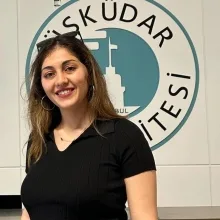 Dkt. Nisanur Sönmez — Dil ve Konuşma Terapisi, İstanbul. Portre fotoğrafı.