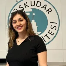 Dkt. Nisanur Sönmez — Dil ve Konuşma Terapisi, İstanbul. Portre fotoğrafı.
