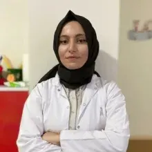 Dkt. Elif Nur Eroğlu — Dil ve Konuşma Terapisi, İstanbul. Portre fotoğrafı.