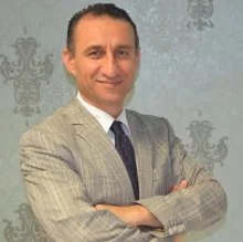 Uzm. Dr. Ahmet Konuş — Dermatoloji, Bursa. Portre fotoğrafı.