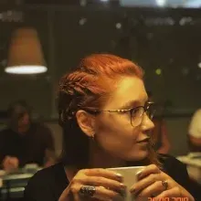 Psk. Nida Edeer — Psikoloji, İstanbul. Portre fotoğrafı.