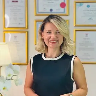 Uzm. Dr. Ebru Onrat Özsoydan — Psikiyatri, İzmir. Portre fotoğrafı.