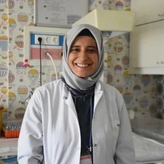 Op. Dr. Fadime Türe — Kadın Hastalıkları Ve Doğum, İzmir. Portre fotoğrafı.