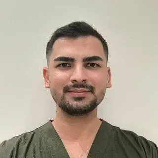 Dt. Emrah Salik — Diş Hekimi, Kayseri. Portre fotoğrafı.