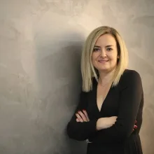 Uzm. Dr. Deniz Argüz — Çocuk ve Ergen Psikiyatrisi, İzmir. Portre fotoğrafı.