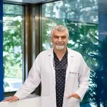 Dr. Ersun Çobanoğlu — Sertifikalı Medikal Estetik, İstanbul. Portre fotoğrafı.