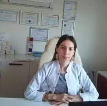 Dyt. Handenur Uzun — Diyetisyen, İzmir. Portre fotoğrafı.
