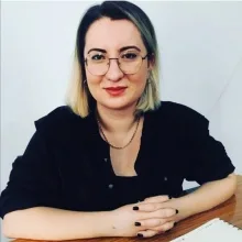 Psk. Gamze Sönmez Kalpaklı — İzmir. Portre fotoğrafı.