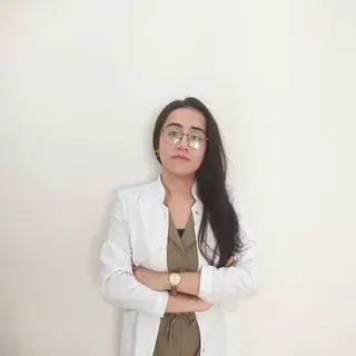 Dkt. Ezgi Dilan Piroğlu — Dil ve Konuşma Terapisi. Portre fotoğrafı.