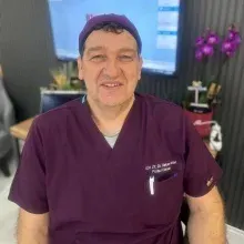 Uzm. Dr. Hakan Akan — Diş Hekimi, Karaman. Portre fotoğrafı.