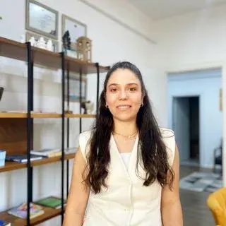 Uzm. Dkt. Beyza Çalık — Dil ve Konuşma Terapisi, Konya. Portre fotoğrafı.