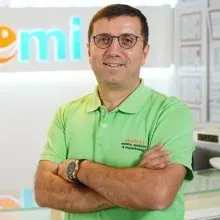 Dt. İsmail Yanmış — Diş Hekimi, Ankara. Portre fotoğrafı.