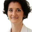 Dr. Özlem Güler — İç Hastalıkları, İstanbul. Portre fotoğrafı.