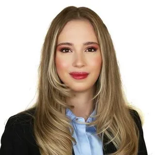 Fzt. Cansu Vardı — Fizyoterapi Ve Rehabilitasyon. Portre fotoğrafı.