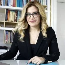Uzm. Dr. Sevim Hacıarifoğlu Tolunay — Psikiyatri, Antalya. Portre fotoğrafı.
