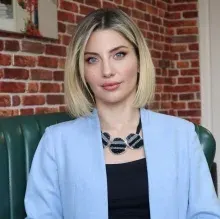 Kl. Psk. Aybüke Akdeniz — Psikoloji, İstanbul. Portre fotoğrafı.