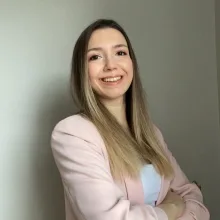 Uzm. Dyt. Harika Özkaya — Diyetisyen. Portre fotoğrafı.