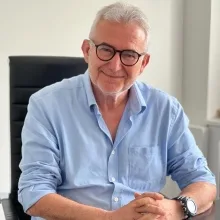 Uzm. Dr. Muzaffer Uyar — Psikiyatri, İstanbul. Portre fotoğrafı.