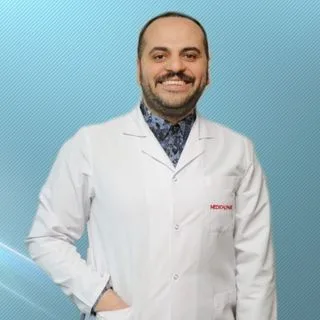 Uzm. Dr. Yusuf Yıldırım — İç Hastalıkları, İstanbul. Portre fotoğrafı.