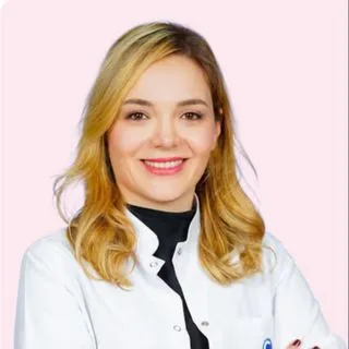 Dr. Öğr. Üyesi Merve Cemil — Fiziksel Tıp Ve Rehabilitasyon, Beşiktaş, İstanbul. Portre fotoğrafı.