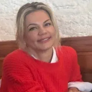 Psk. Dr. Esra Savaş — Psikoloji, İstanbul. Portre fotoğrafı.