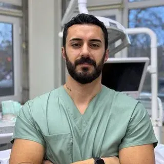 Dt. Burakcan Erden — Diş Hekimi, İstanbul. Portre fotoğrafı.