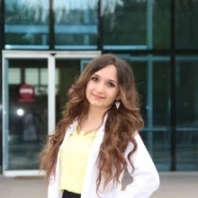 Dt. Deniz Dicle Kaya Türk — Diş Hekimi, İzmir. Portre fotoğrafı.