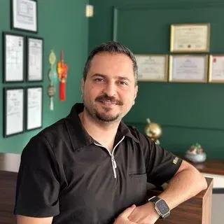 Dt. Uğur Kalaç — Diş Hekimi, Ankara. Portre fotoğrafı.